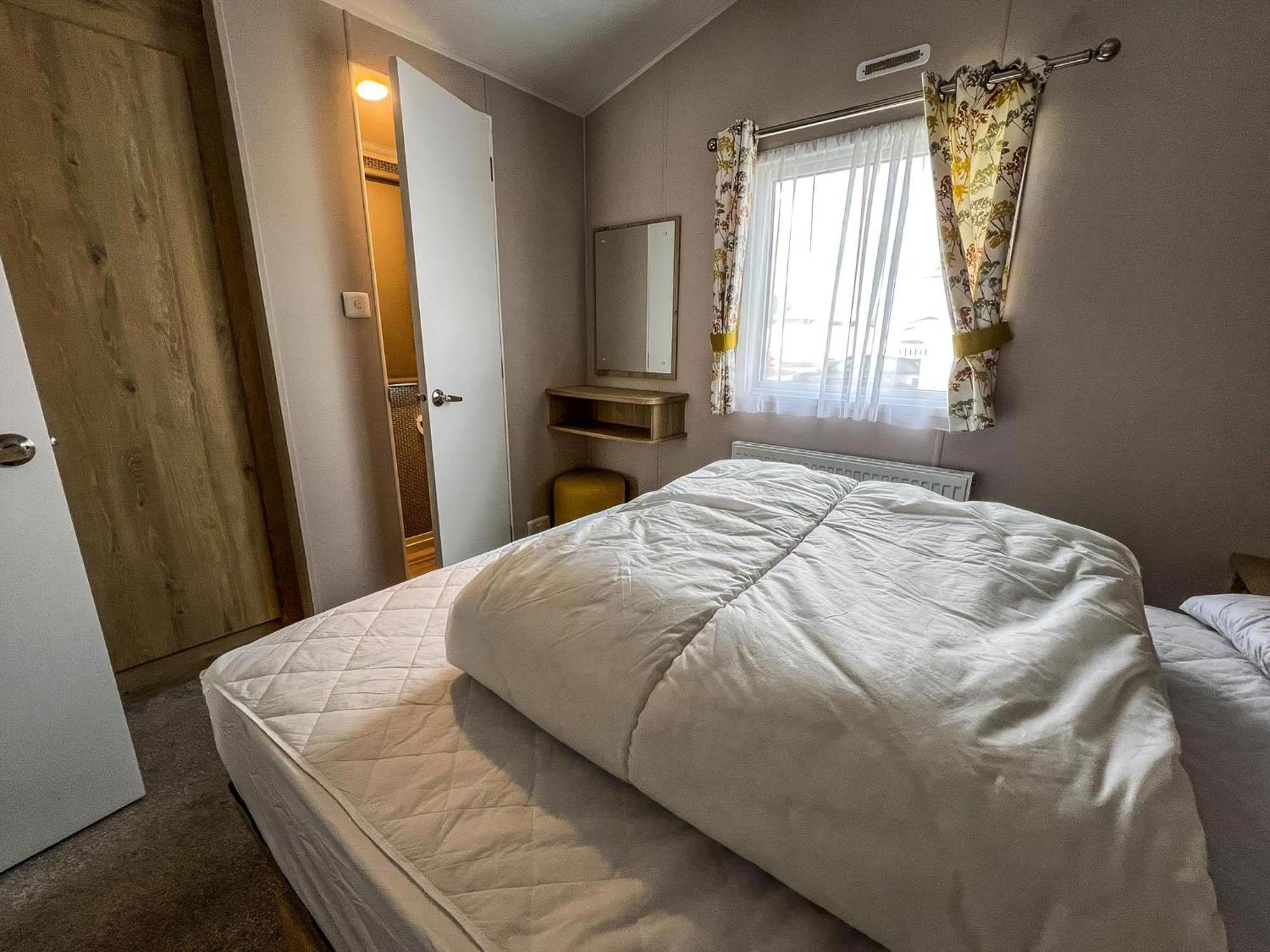 Modern 6 Berth Caravan With Wifi At St Osyth Beach In Essex Ref 28008Pm Клактон-он-Си Экстерьер фото